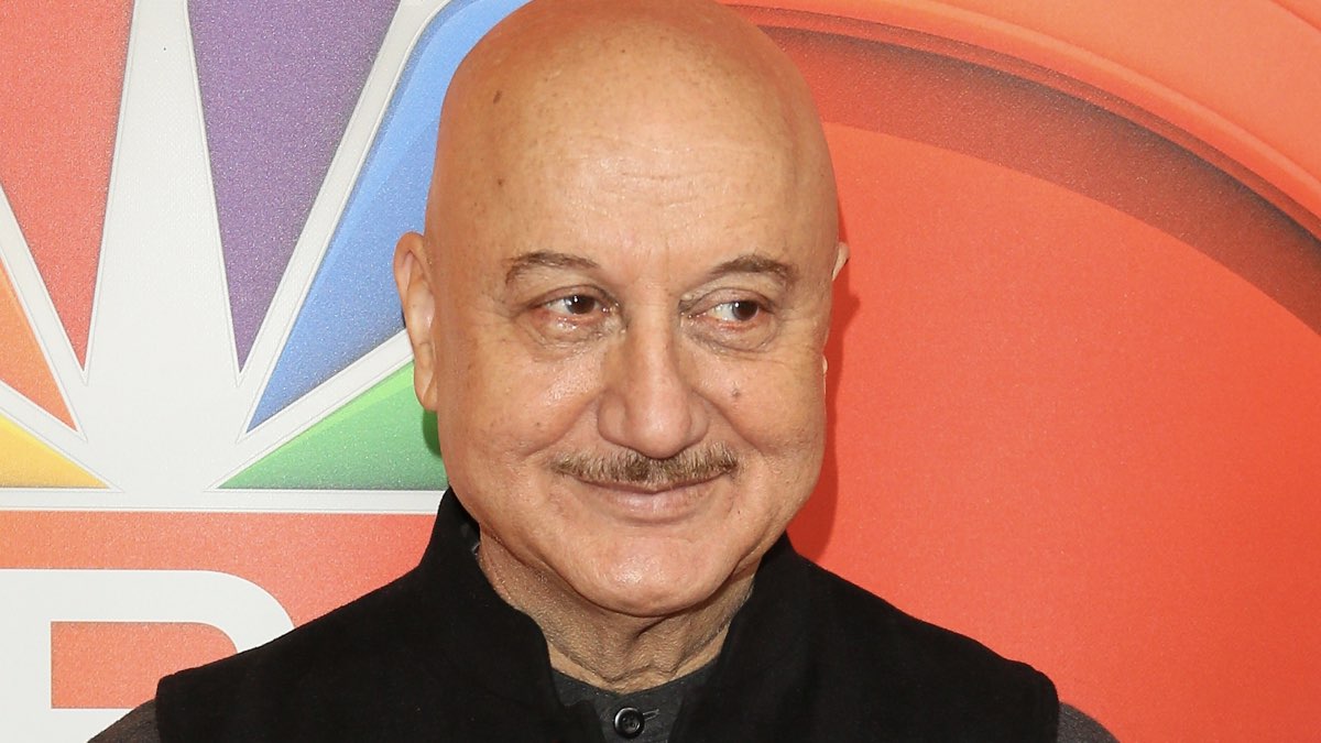 Anupam Kher attends NBC's Los Angeles Mid-Season Press Junket, Credits JB Lacroix e Getty Images