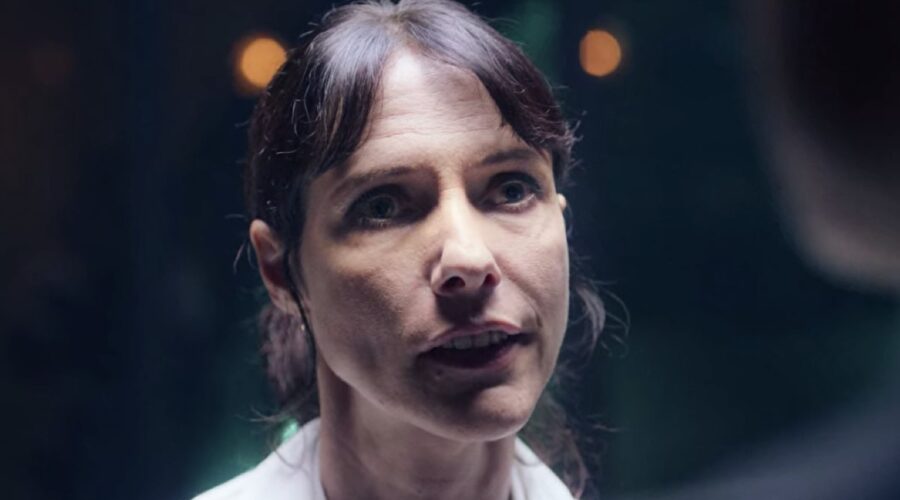 Dolly Wells nel ruolo di Zoe Van Helsing in Dracula. Credits Netflix