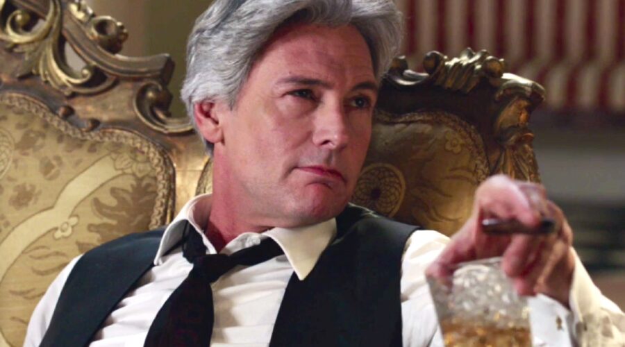 Il Paradiso delle Signore 4 Umberto Guarnieri interpretato da Roberto Farnesi nella puntata 73 beve a Villa Guarnieri Credits RAI