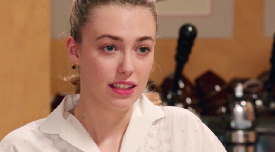 Il Paradiso delle Signore Angela interpretata da Alessia Debandi in caffetteria nella puntata 67 Credits RAI