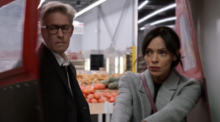 J.C. MacKenzie e Tamara Taylor nei panni di Frank e Deloris Allen protagonisti di October Faction Credits Netflix