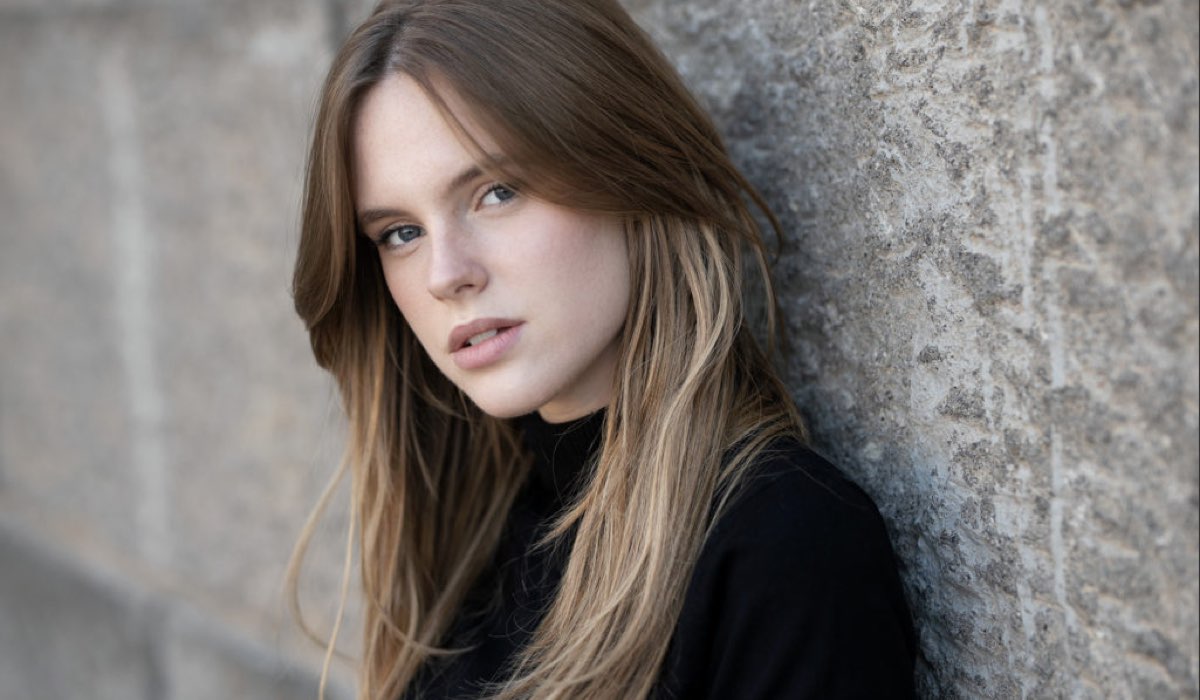 Juju Di Domenico è nel cast de La guerra è finita e Curon, qui in uno scatto in posa Credis foto di Paolo Stucchi