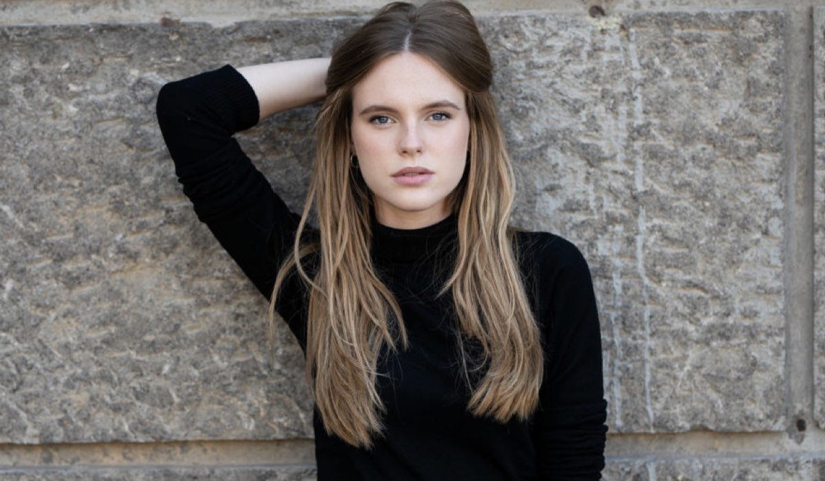 Juju Di Domenico è un attrice nel cast de La guerra è finita e Curon, qui in uno scatto di posa Credis foto di Paolo Stucchi