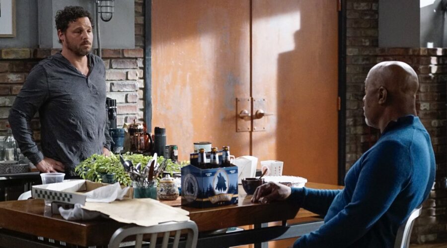 Justin Chambers nei panni con James Pickens Junior nei panni di di Alex Karev e Richard Webber in Grey's Anatomy 16. Credits Fox Italia