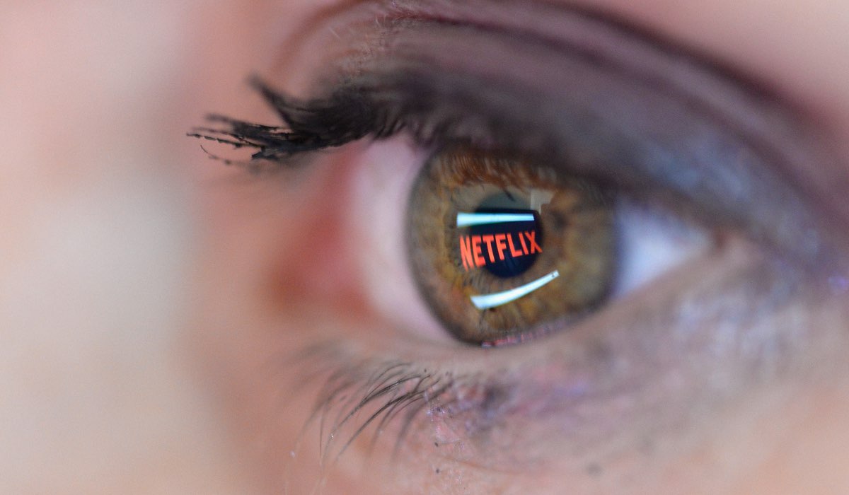 Logo di Netflix riflesso nell'occhio di una donna a Parigi in Francia nel 2014, Credits Pascal Le Segretain e Getty Images