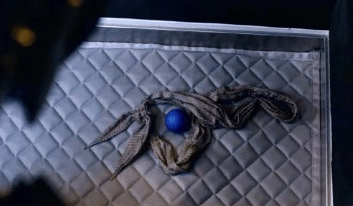 Lost in Space 2 stagione sciarpa e palla blu nel finale Credits Netflix