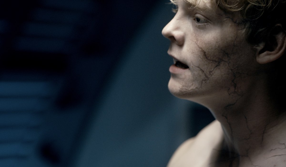 The Rain 3: Lucas Lynggaard Tønnesen nei panni di Rasmus in una scena della serie. Courtesy of Netflix