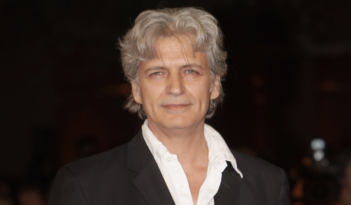 Il Commissario Montalbano Fabrizio Bentivoglio è Giorgio Bonfiglio, qui alla premieri di La giusta distanza nel 2007 Credits Franco Origlia e Getty Images