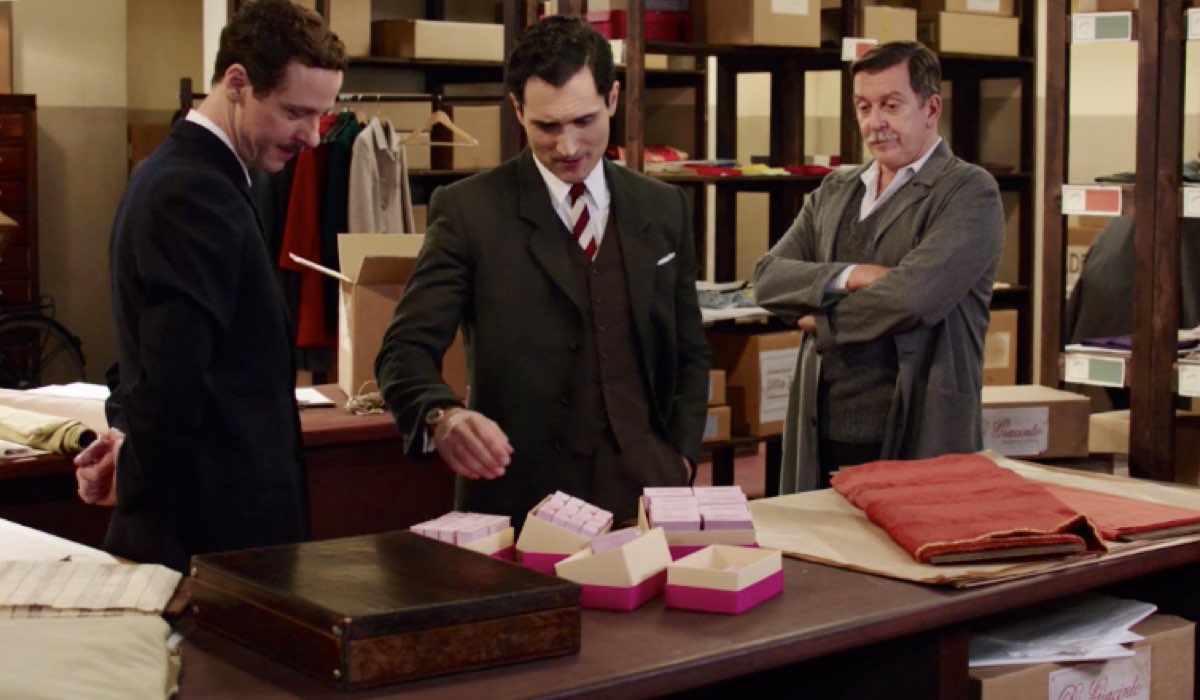 Il Paradiso delle Signore 4 Gilberto Sacco presenta a Vittorio e Armando la sua collezione di cosmetici, qui nella puntata 91 Credits RAI