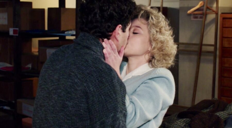 Il Paradiso delle Signore 4 Rocco interpretato da Giancarlo Commare viene baciato da Irene interpretata da Francesca Del Fa nella puntata 88 Credits RAI