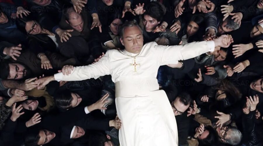 Jude Law in The New Pope serie tv, Credits Sky
