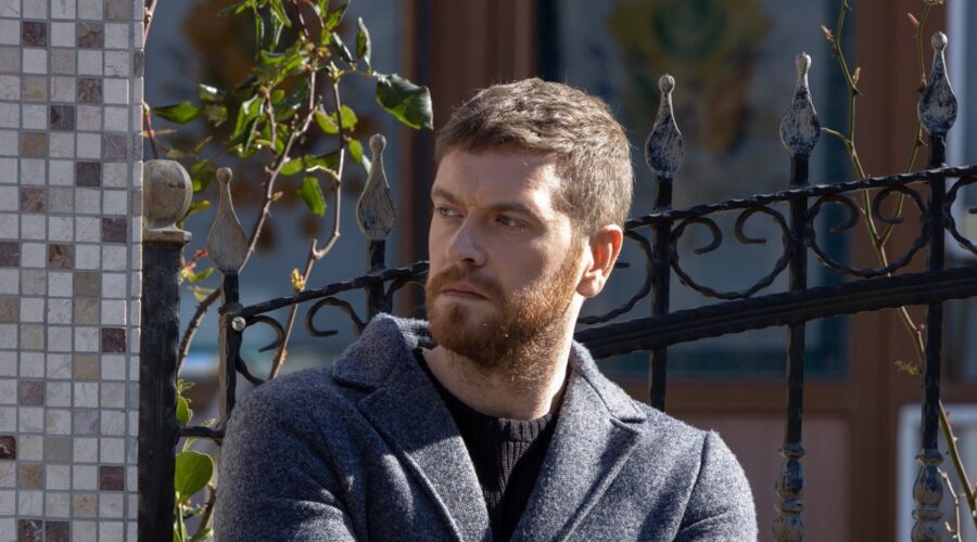 Engin Ozturk nella prima stagione di 50M2. Credits: Yigit Eken/Netflix