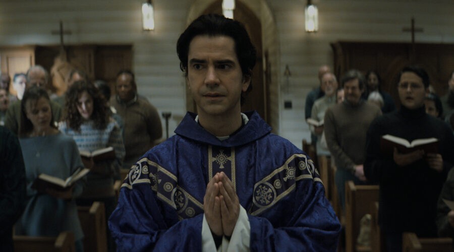 Al centro: Hamish Linklater nel ruolo di padre Paul nel terzo episodio di “Midnight Mass”. Credits: per gentile concessione di Netflix © 2021.