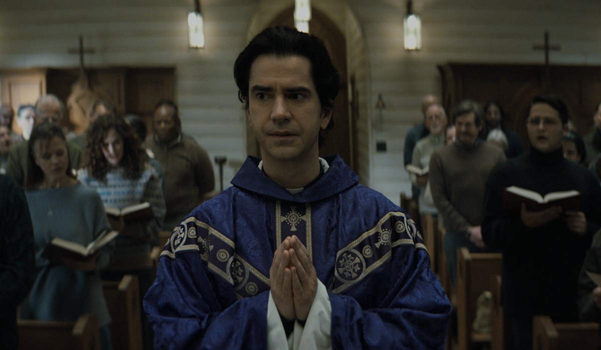 Al centro: Hamish Linklater nel ruolo di padre Paul nel terzo episodio di “Midnight Mass”. Credits: per gentile concessione di Netflix © 2021.