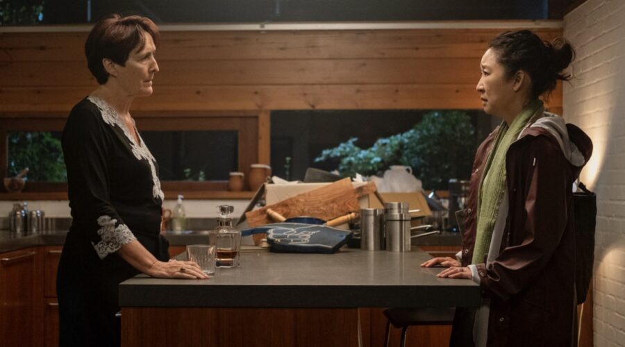 Da sinistra, Fiona Shaw e Sandra Oh in Killing Eve 3. Credits Timvision