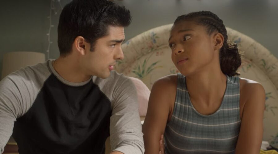 Diego Tinoco e Sierra Capri sono Cesar e Monse in On My Block 3 stagione. Credits Netflix