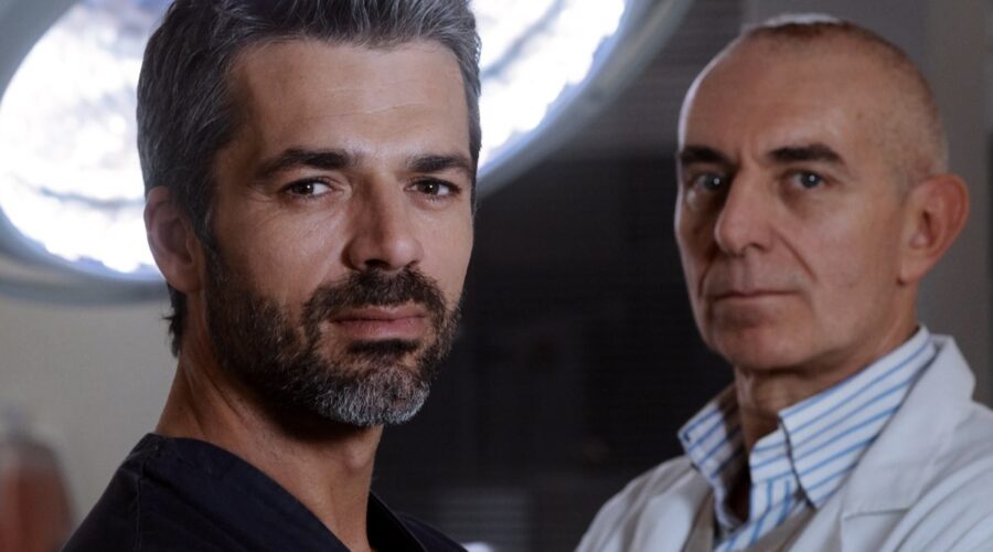 Doc - Nelle tue mani Luca Argentero interpreta Andrea Fanti nella fiction e Pierdante Piccioni, il primario che esiste davvero Credits RAI