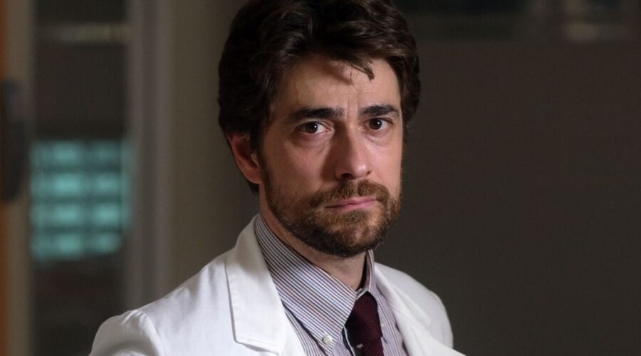 Giovanni Scifoni è Enrico Sandri nella fiction Doc- Nelle tue mani, Credits Rai