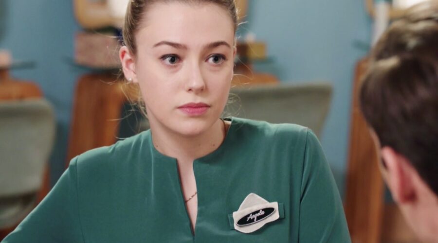 Il Paradiso delle Signore 4 Angela Barbieri interpretata da Alessia Debandi mostra le lettere di Nicoletta a Riccardo nella puntata 97 Credits RAI