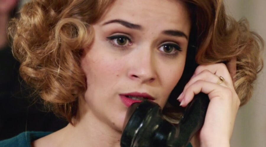 Il Paradiso delle Signore 4 Gabriella Rossi interpretata da Ilaria Rossi, qui nella puntata 85 mentre parla al telefono con Salvatore Credits RAI