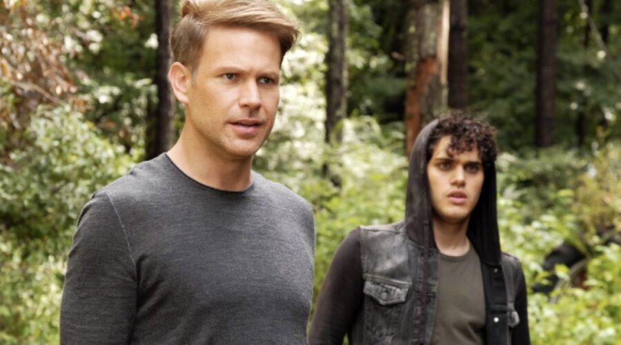 Legacies ARIA SHAHGHASEMI interpreta LANDON KIRBY E MATTHEW DAVIS nei panni di ALARIC SALTZMAN, qui nella puntata 1x02 Credits Warner e Mediaset