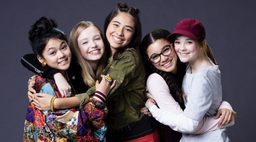 Il Club delle Baby Sitter cast. Da sinistra a destra: Momona Tamada (Claudia), Shay Rudolph (Stacey), Xochitl Gomez (Dawn), Malia Baker (Mary-Ann) e Sophie Grace (Kristy). Credits: Netflix