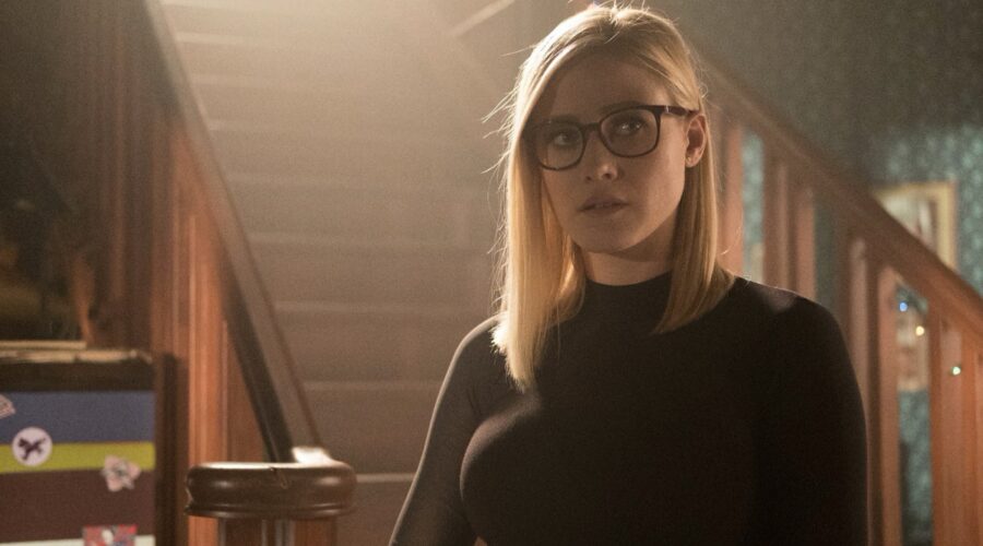 Olivia Taylor Dudley nei panni di Alice Quinn in una scena di The Magicians. Credits Syfy e Timvision
