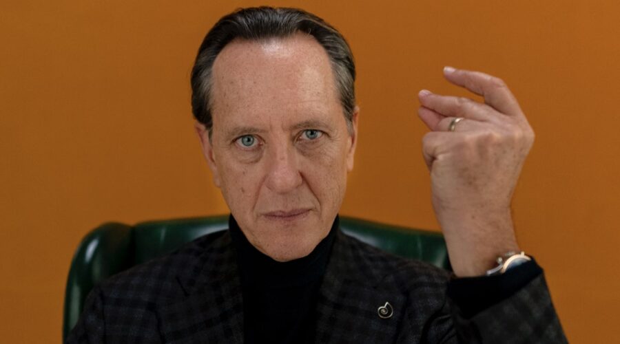 Richard E. Grant interpreta Octavio in Dispatches From Elsewhere Credits Amazon Prime Video e AMC