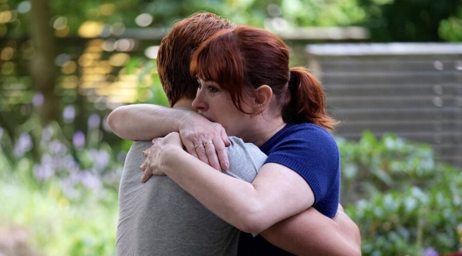 Riverdale 4 Archie Andrews e Mary Andrews interpretati da KJ Apa e Molly Ringwald Credits Infinity
