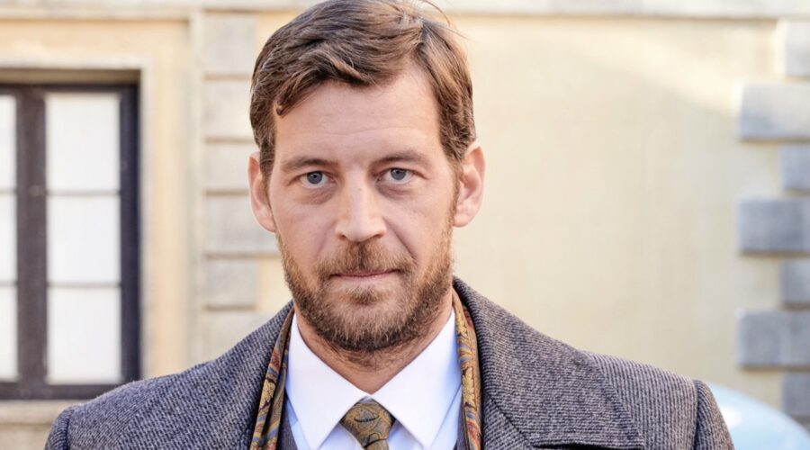 Tommaso Basili interpreta Ennio Palazzi ne Il Paradiso delle Signore Daily 2 Credits RAI