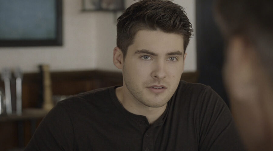 Cody Christian nei panni di Asher, qui nell'episodio 9 di