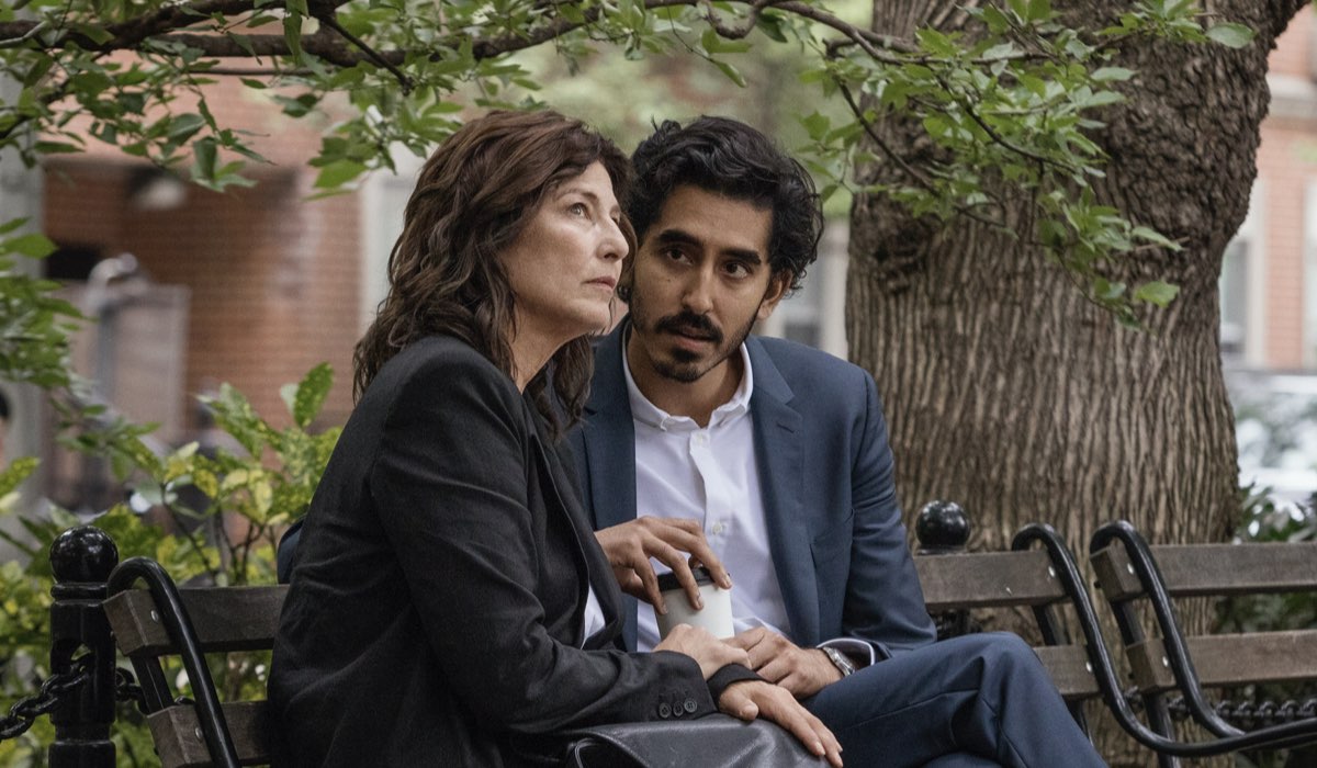 Catherine Keener (interpreta Julie) e Dev Patel (interpreta Joshua) In Modern Love Stagione 1. Credits: Amazon Prime Video