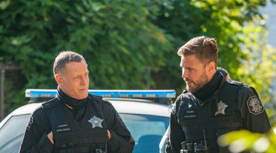 Da sinistra: Jason Beghe interpreta Hank Voight/ Patrick John Flueger interpreta Adam Ruzek In