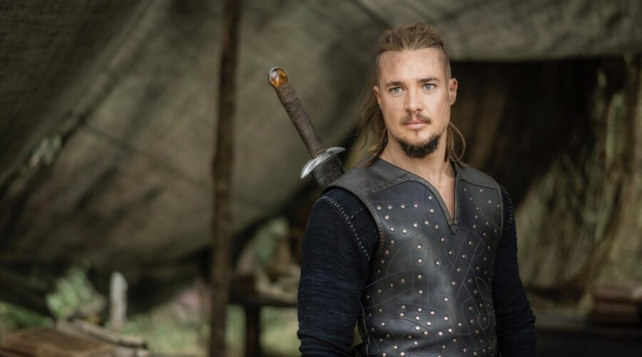 Alexander Dreymon nei panni di Uhtred in The Last Kingdom. Credits Joe Alblas per Netflix