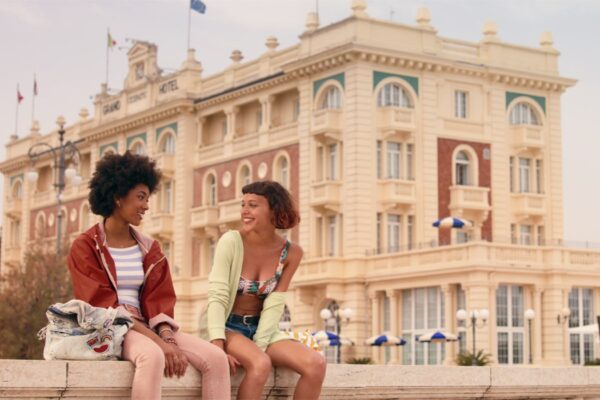 Coco Rebecca Edogamhe e Amanda Campana in Summertime. Credits Netflix