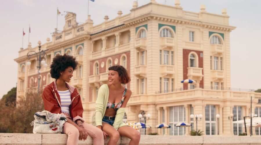 Coco Rebecca Edogamhe e Amanda Campana in Summertime. Credits Netflix