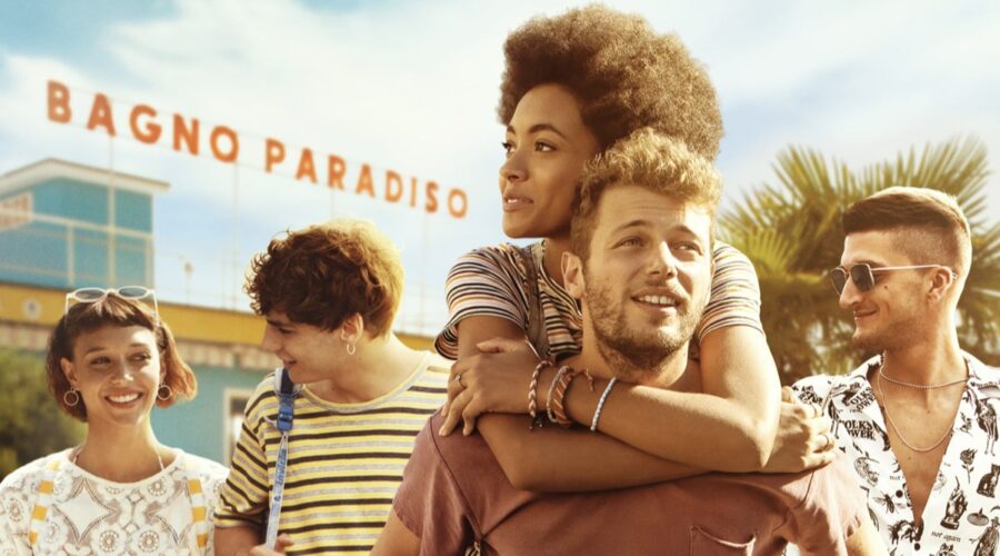 Da sinistra Amanda Campana, Giovanni Maini, Coco Rebecca Edogamhe, Ludovico Tersigni e Andrea Lattanzi nel poster di Summertime. Credits Netflix