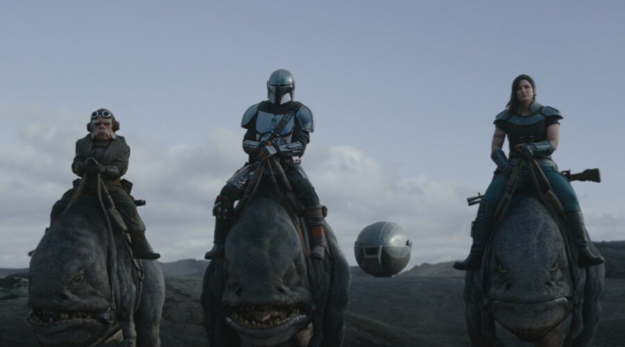 Da sinistra, Kuiil, il Mandaloriano e Cara Dune sui bluurg. Credits Lucasfilm Disney Plus