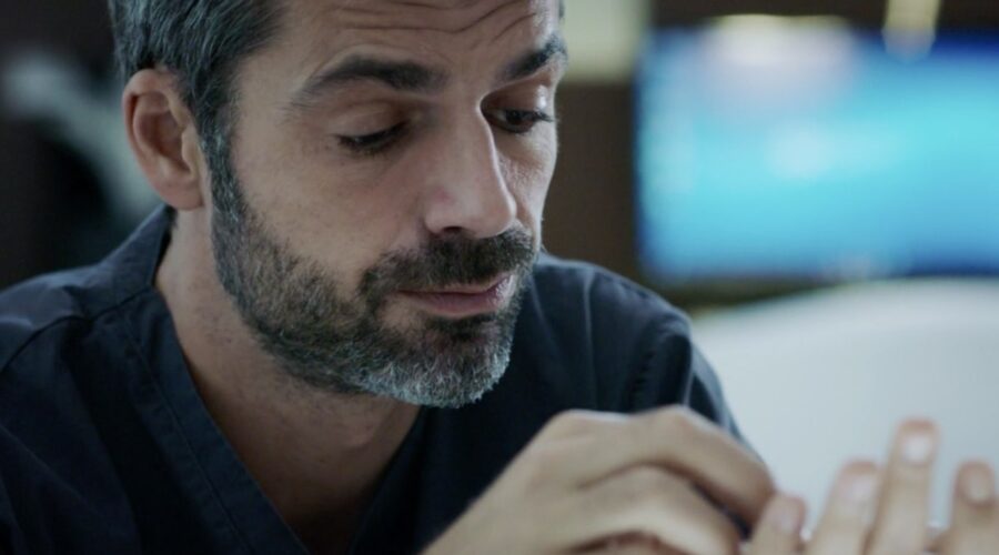 Doc - Nelle tue mani Andrea Fanti interpretato da Luca Argentero nella settima puntata intitolata Like segue la terapia sbagliata Credits RAI