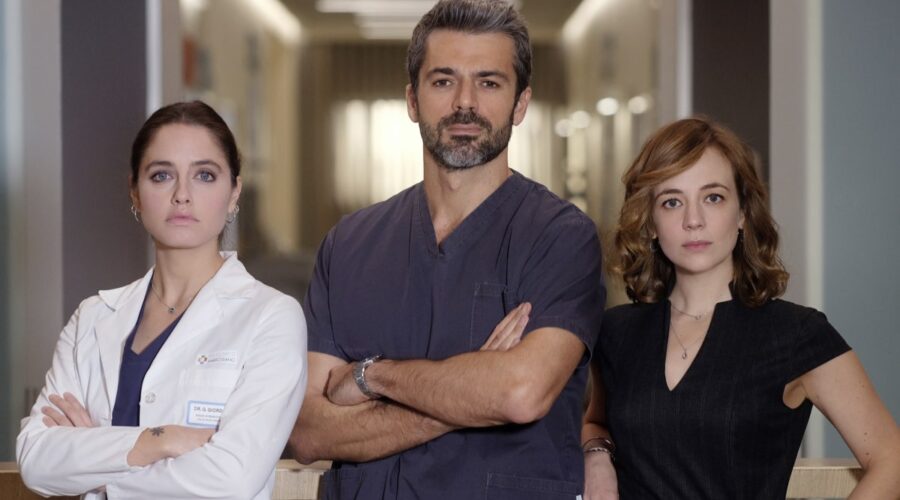 Doc - Nelle tue mani Giulia, Andrea e Agnese interpretati da Matilde Giuli, Luca Argentero e Sara Lazzaro Credits RAI