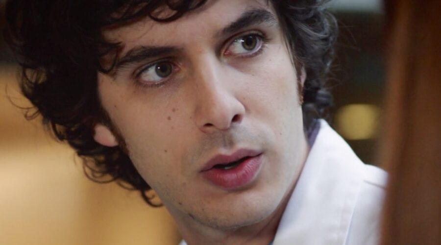 Doc - Nelle tue mani Riccardo interpretato da Pierpaolo Spollon parla con Alba interpretata da Silvia Mazzieri nel settimo episodio intitolato Like Credits RAI