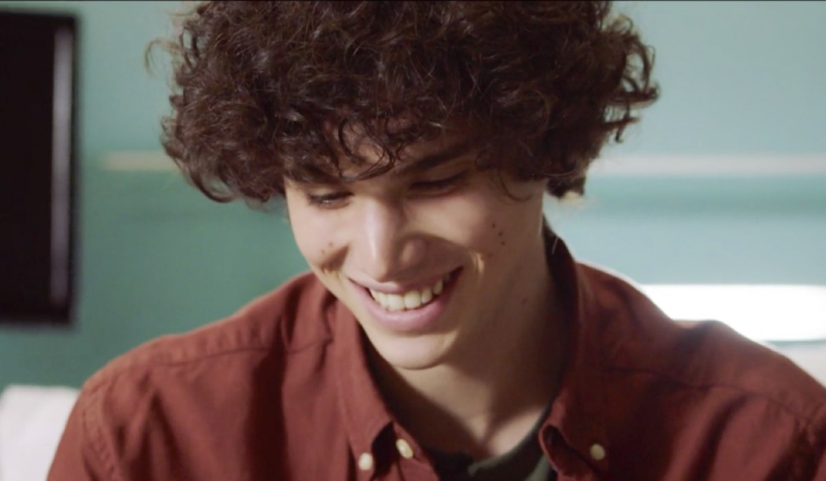 Doc - Nelle tue mani Rick che è Riccardo dopo aver letto il biglietto di Andrea nell episodio 6 Come eravamo Credits RAI