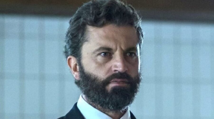 Guido Caprino ne Il Miracolo miniserie Credits Sky