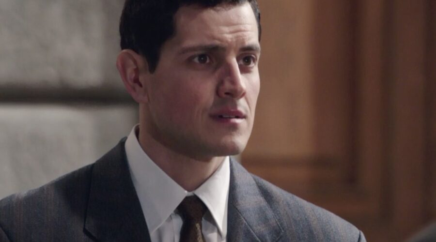 Il Paradiso delle Signore 4 Salvatore Amato mentre aspetta Gabriella interpretato da Emanuel Caserio, qui nella puntata 135 Credits RAI