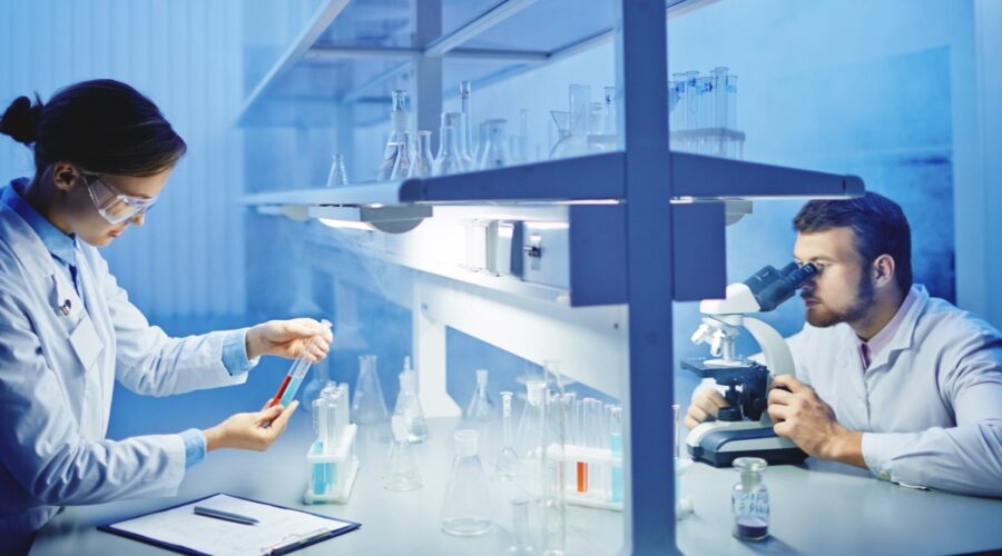 Il quinto giorno fiction dal libro di Frank Schatzing, qui una foto di due scienziati in laboratorio Credits Envato Elements