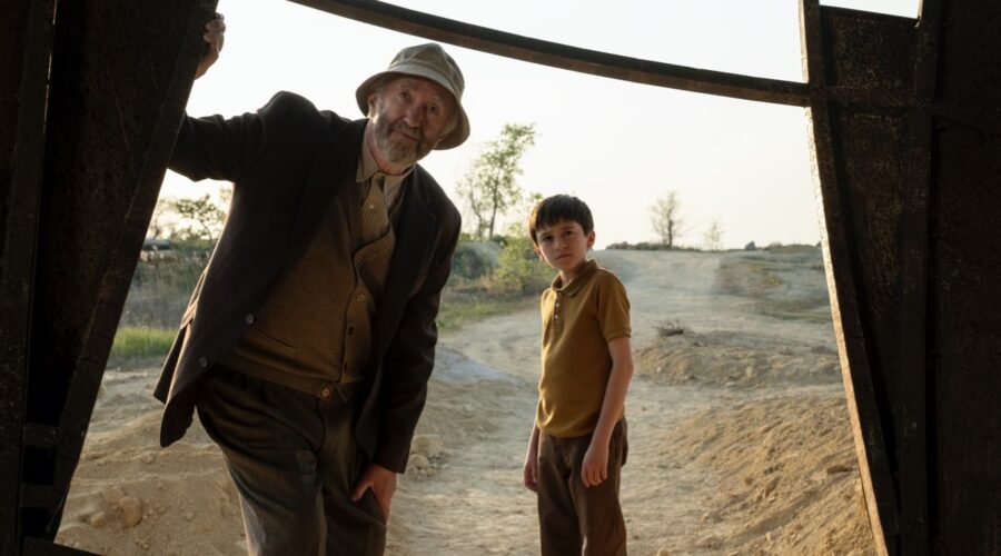 Jonathan Pryce e Duncan Joiner nei panni di Russ e Cole in una scena di Tales From The Loop. Credits Amazon Prime Video