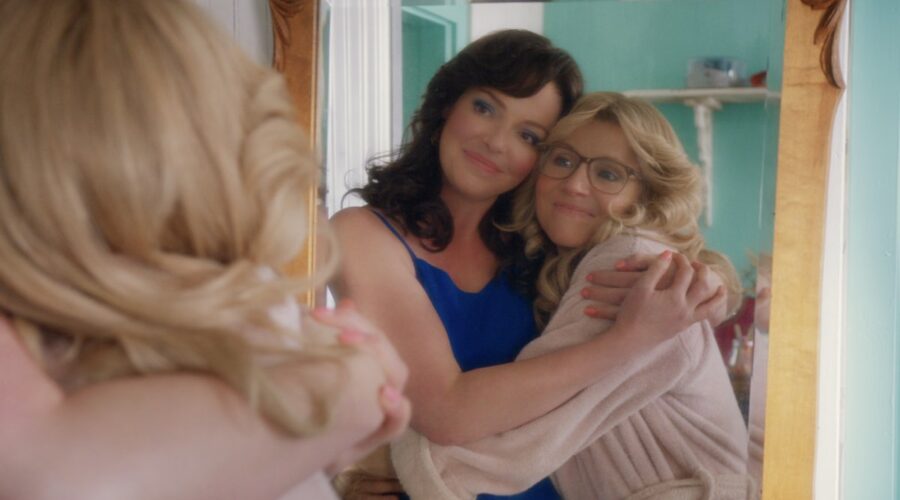 Katherine Heigl e Sarah Chalke sono Tully e Kate in in L'estate in cui imparammo a volare. Credits: Netflix.