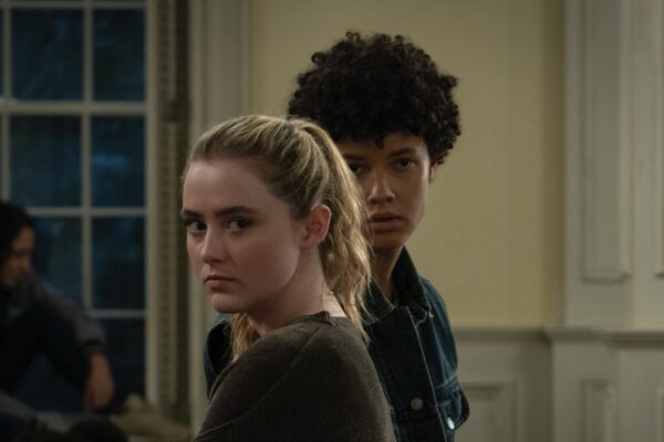 Kathryn Newton e Jacques Colimon in una scena di The Society. Credits: Seacia Pavao/Netflix