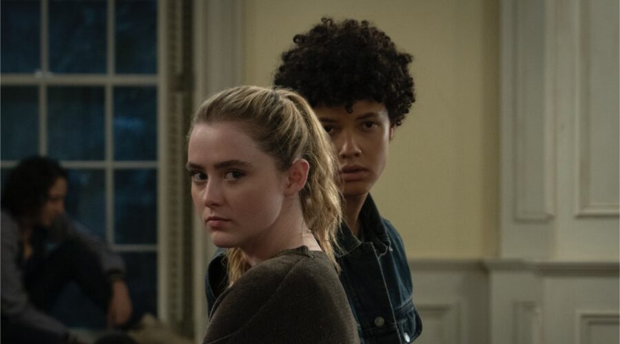 Kathryn Newton e Jacques Colimon in una scena di The Society. Credits: Seacia Pavao/Netflix