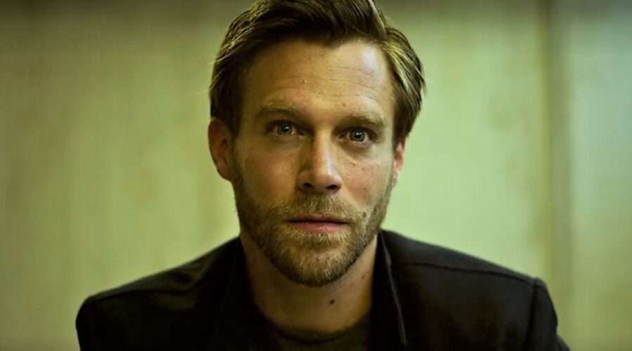 Ken Dunken è Roman i Profumo serie tv, Credits Netflix